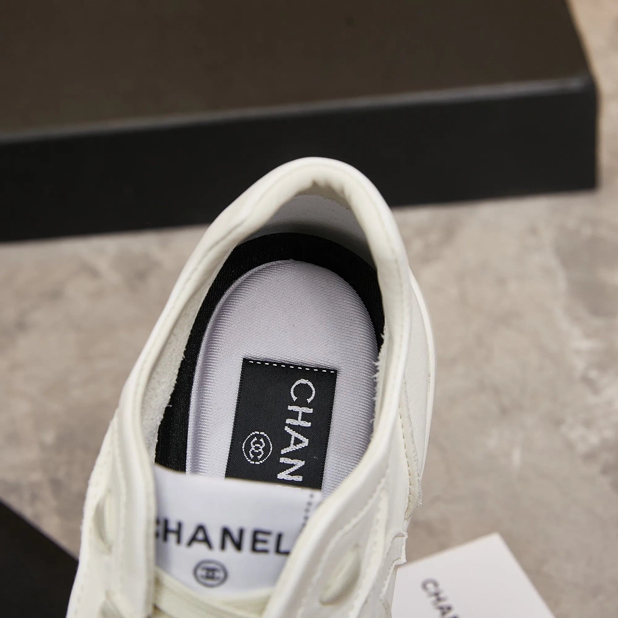👟👟Ex-factory price 560👟👟 Chanel Grandma 2024 counter top casual sports shoes This classic design; the upper is electro-embroidered with a variety of techniques; the outsole is fashionable and sporty; it is unusual to incorporate a variety of color matching elements... The diversified mix and match is very good-looking and versatile, casual, fashionable, sports and outdoor can be taken into account... ꫛꫀꪝ Go➫ Material: ❶Upper is made of: Original imported high silk cow suede + small fragrance fabric ❷Inner lining: original imported breathable sheepskin lining ❸Outsole based on: original TPU combination outsole Special counter boutique packaging complete set for women 35–41